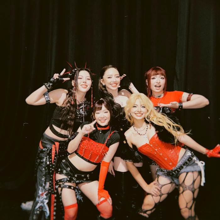 Tóc Tiên vui vẻ chụp cùng những người em trong tiết mục tại Làn Sóng Xanh. Ảnh: FBNV