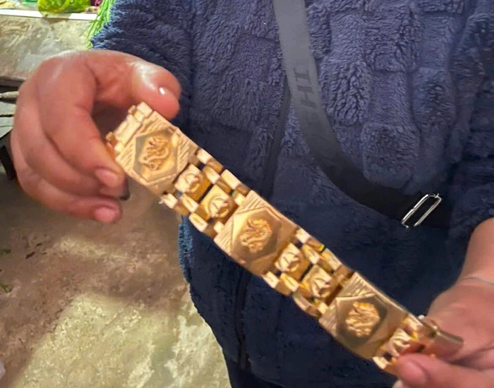 Chiếc lắc vàng mà bà Chiên nhặt được.