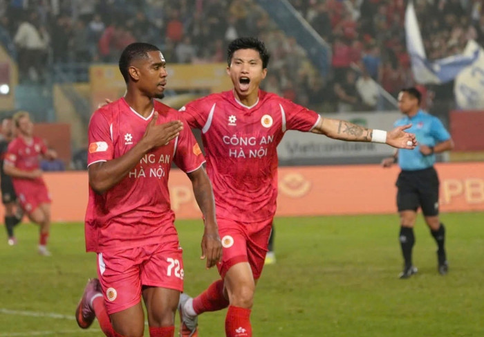 Dù phải rời sân do chấn thương nhưng Đoàn Văn Hậu đã chơi rất hay để giúp CAHN đánh bại Ninh Bình 3-2. Ảnh: CLB CAHN