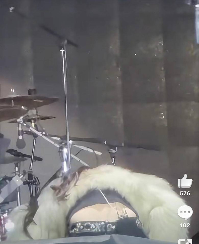 Nữ ca sĩ bất ngờ ngất xỉu trên sân khấu khi đang biểu diễn, được đưa đi cấp cứu gấp Ảnh 2