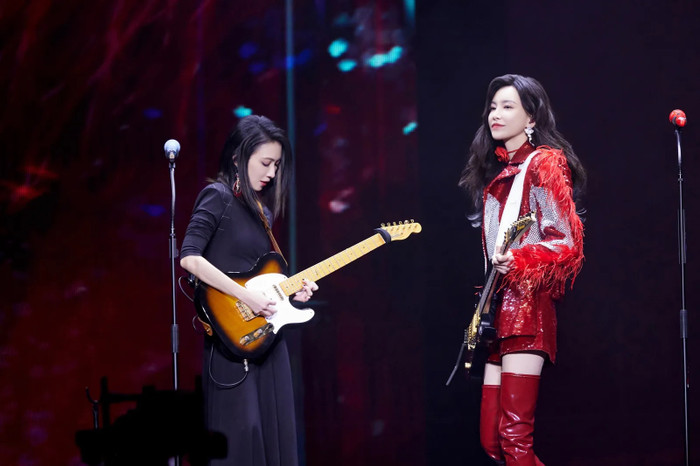 Nữ ca sĩ bất ngờ ngất xỉu trên sân khấu khi đang biểu diễn, được đưa đi cấp cứu gấp Ảnh 3