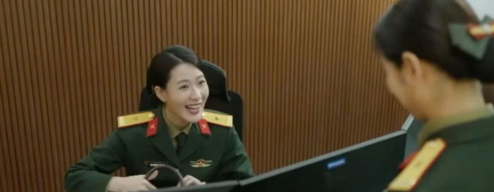 Biết Lam Anh thích đồ ngọt, Kiên chủ động ghé tiệm bánh nhưng sau đó Lam Anh lại bất ngờ nhận được một chiếc bánh ngọt khác.