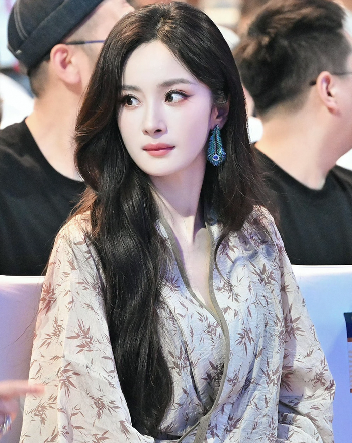 Có thể thấy, những tranh cãi xoay quanh Dương Mịch trong năm 2026 không chỉ bắt nguồn từ một khoảnh khắc tại Đêm hội Weibo mà còn về năng lực diễn xuất.