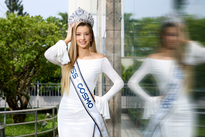 Miss Cosmo 2025 nhận được nhiều tình cảm từ phía công chúng nhờ sự duyên dáng, khéo léo. Ảnh: FBNV