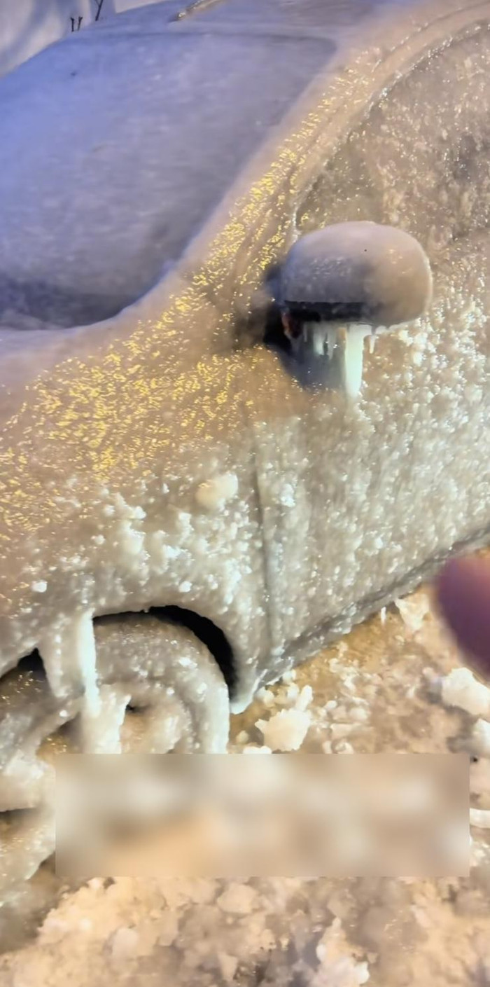 Ô tô đỗ ven đường bất ngờ bị 'đóng băng' nghiêm trọng, cảnh tượng khiến người dân xôn xao Ảnh 3