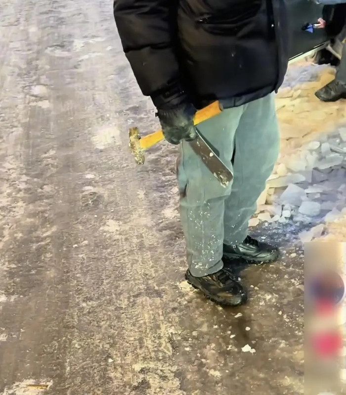 Ô tô đỗ ven đường bất ngờ bị 'đóng băng' nghiêm trọng, cảnh tượng khiến người dân xôn xao Ảnh 2