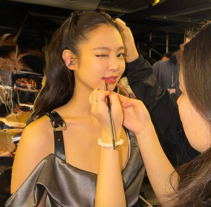 Jennie đã 'vượt mặt' thành viên solo thành công nhất BTS Ảnh 2