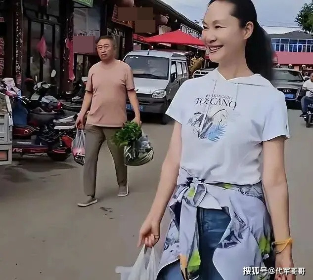 Nữ ca sĩ nổi tiếng cưới khán giả làm chồng rồi giải nghệ, cuộc sống ở miền quê gây bất ngờ Ảnh 1