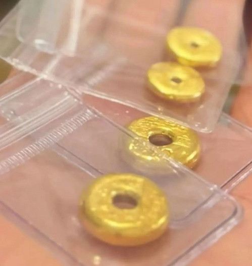 Mẹ ruột lén bán hết vàng tích trữ 15 năm của con trai lớn, lấy tiền cho con trai út Ảnh 1