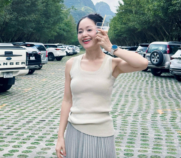 Lan Phương cười tươi rói khi chụp ảnh trong một chuyến công tác tại Ninh Bình. Ảnh: FBNV