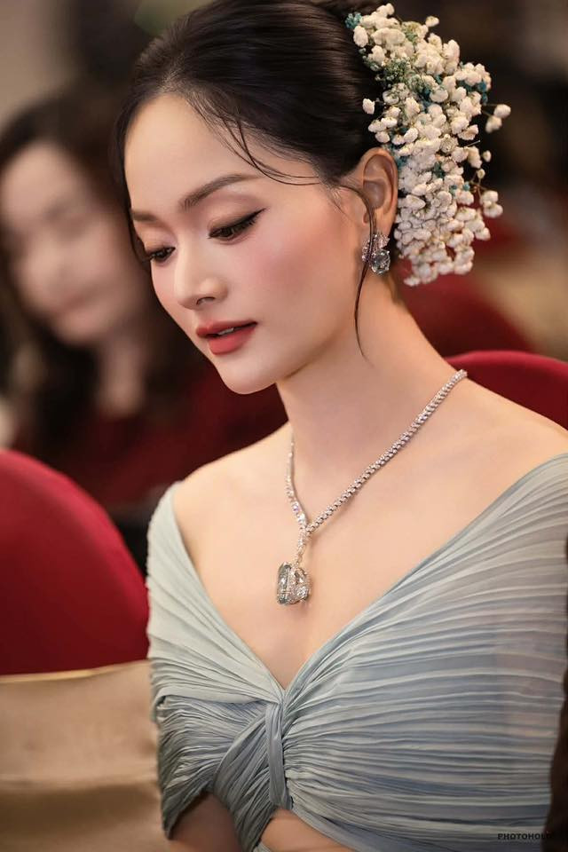 Việc đóng phim giúp Lan Phương trở nên vui vẻ, lạc quan và tạm gác cảm xúc buồn bã sang một bên. Ảnh: FBNV