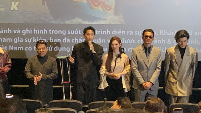 Tuấn Trần cùng dàn diễn viên trong buổi công chiếu Báu vật trời cho tại Hà Nội.