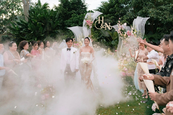 Hồ Quang Hiếu hạnh phúc nắm tay bà xã kém 17 tuổi trong ngày trọng đại. Ảnh: FBNV