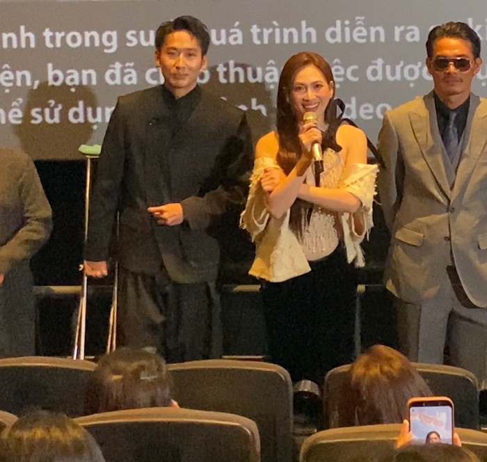 Phương Anh Đào cười tươi rói khi đón nhận câu hỏi về chuyện 'tái hợp' với Tuấn Trần