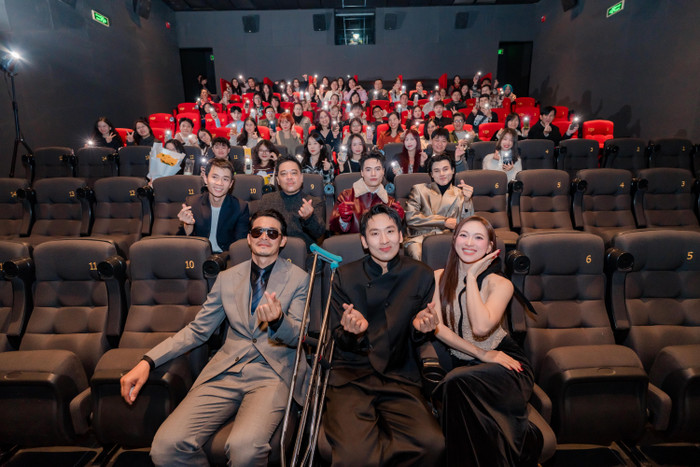 Phương Anh Đào, Tuấn Trần cùng ê-kíp phim Báu Vật Trời Cho chup ảnh với khán giả tại buổi công chiếu. Ảnh: BTC