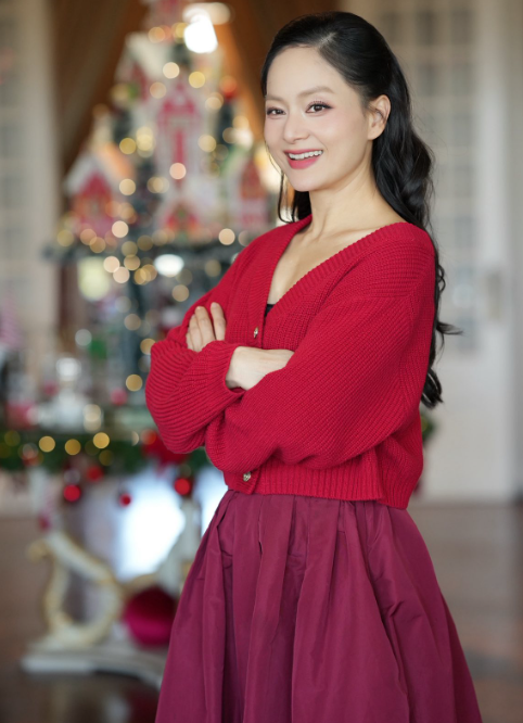 Lan Phương trong khoảnh khắc đời thường, diện trang phục đỏ dịu dàng, gương mặt rạng rỡ sau giai đoạn biến cố