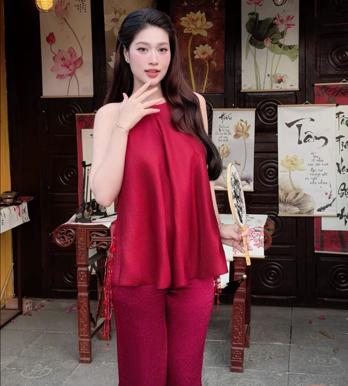 Đoàn Thiên Ân e ấp tạo dáng khi diện trang phục màu đỏ nổi bật. Ảnh: FBNV