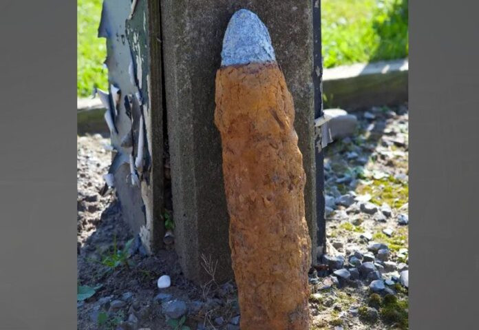 Một quả đạn đại bác từ Thế chiến thứ nhất dài 20 cm.