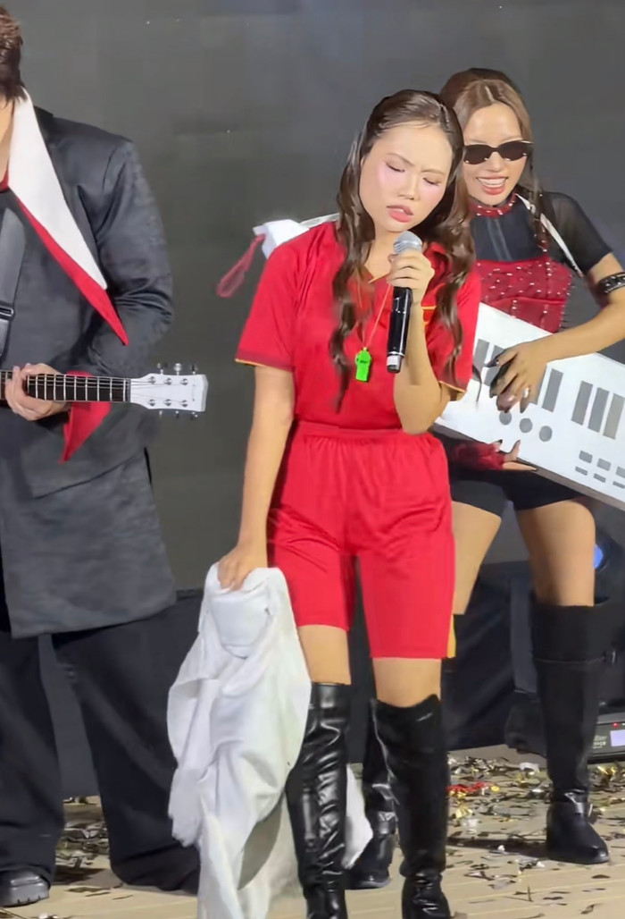 Phương Mỹ Chi 'cháy' hết mình, thoát khỏi hình tượng 'cô bé dân ca' ngày nào.