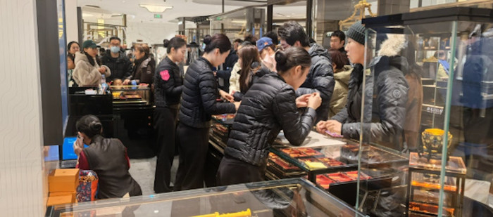 Người phụ nữ đem 8kg vàng đi bán, thu được số tiền khiến cả tiệm xôn xao Ảnh 2