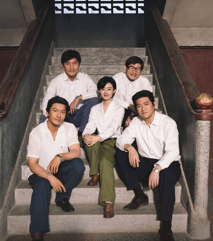 Lấy bối cảnh thập niên 80, bộ phim khắc họa quá trình đổi thay của một thành phố nhỏ trong thời kỳ cải cách. Qua số phận các nhân vật, tác phẩm tôn vinh tinh thần dấn thân, tình đồng chí và những ước mơ lớn lao của con người thời đại mới.