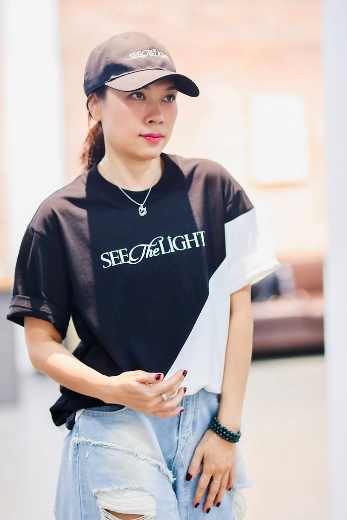 Thay vì đến phòng tập truyền thống, người hâm mộ suy đoán phương pháp giúp Mỹ Tâm duy trì vóc dáng là những buổi tập vũ đạo cường độ cao. Trong những hình ảnh được chia sẻ trên trang cá nhân, cô thường dành phần lớn thời gian để luyện tập các động tác nhảy múa toàn thân, thậm chí tăng cường thời gian khi chuẩn bị cho các liveshow lớn. Đây có thể xem như 'phòng gym đặc thù' của cô, giúp đốt calo hiệu quả, tác động sâu vào vùng eo, bụng, hông và săn chắc cơ bắp. Ảnh: FBNV