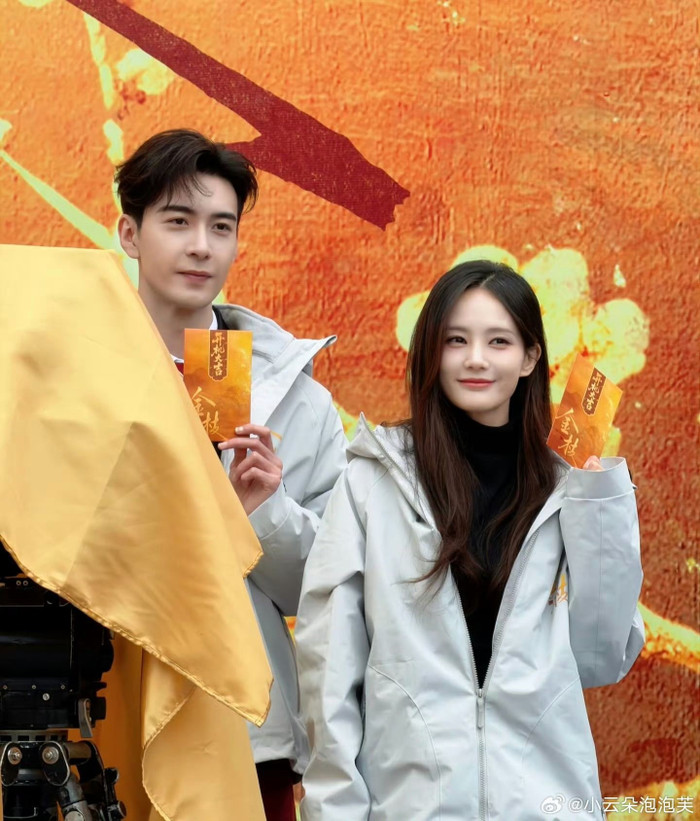 Lý Nhất Đồng và Trần Tinh Húc tại lễ khai máy ngày 10/2/2026. - Ảnh: Weibo