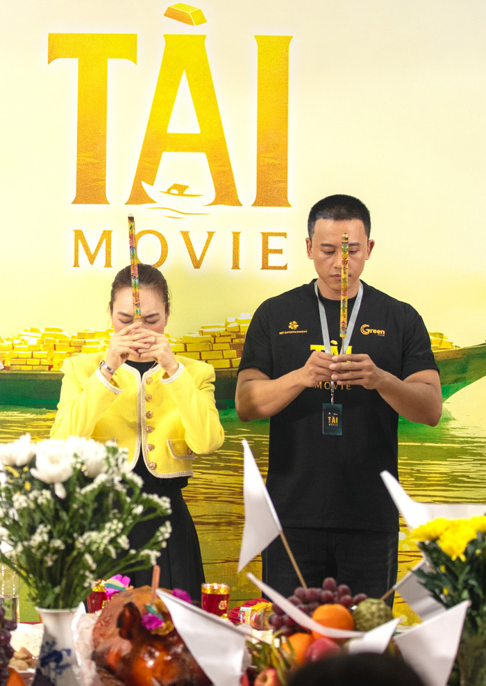 Mỹ Tâm và Mai Tài Phến làm lễ trong ngày đầu tiên khai máy dự án phim điện ảnh. Ảnh: FBNV