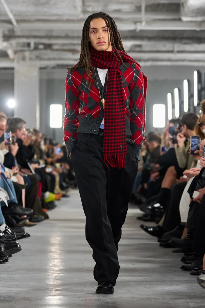 Auralee (Nhật Bản), Amiri (Mỹ) và Louis Vuitton đang dẫn đầu cuộc chơi phá vỡ quy tắc này. Ảnh: CNN