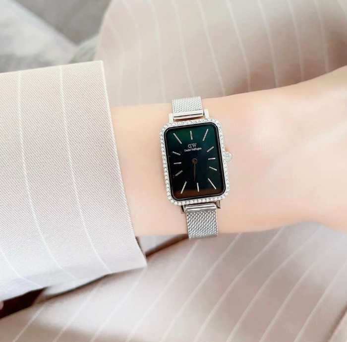 Chiếc đồng hồ diễn viên Lê Phương sử dụng có dây đeo dạng mắt lưới bằng thép không gỉ.&nbsp;