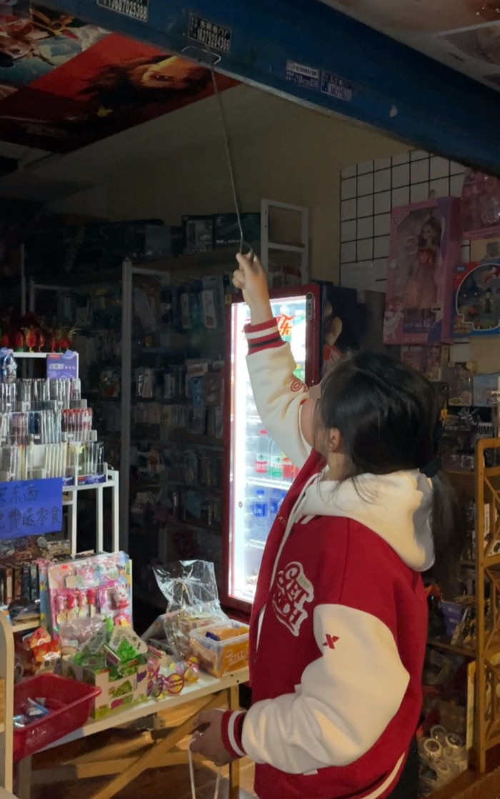 Bé gái 12 tuổi mở cửa hàng văn phòng phẩm, thuê mẹ làm nhân viên với mức lương gây bất ngờ Ảnh 3