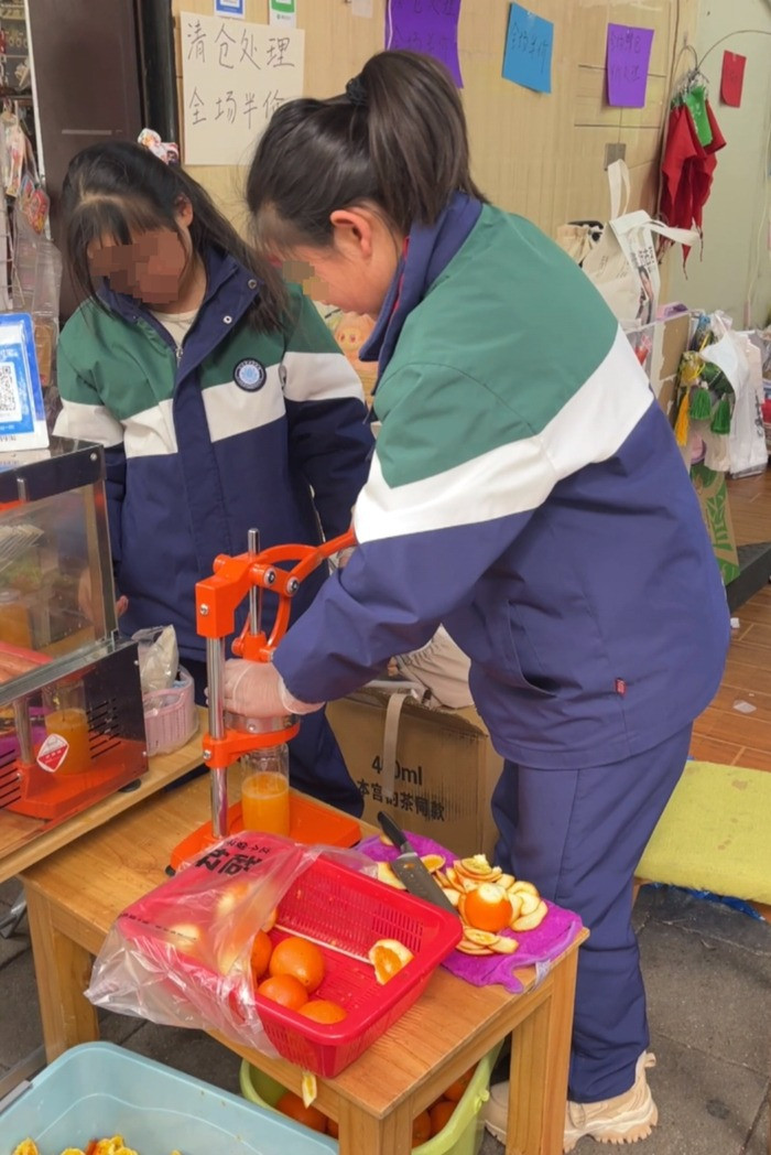 Bé gái 12 tuổi mở cửa hàng văn phòng phẩm, thuê mẹ làm nhân viên với mức lương gây bất ngờ Ảnh 4