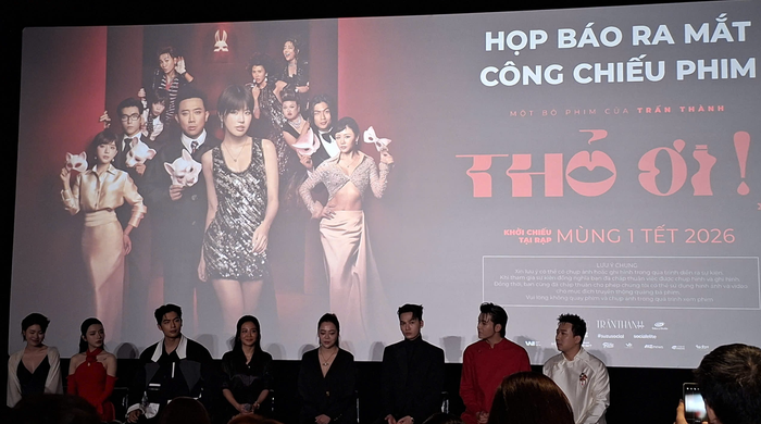 Đạo diễn Trấn Thành cùng dàn cast tại buổi họp báo công chiếu sớm Thỏ Ơi!! chiều 12/2 tại TP.HCM