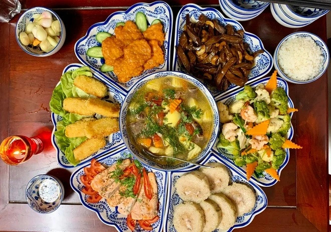 Mâm cúng ngày 30 nên chuẩn bị thế nào để vừa đủ đầy, vừa tránh hao hụt tiền bạc? Ảnh 1