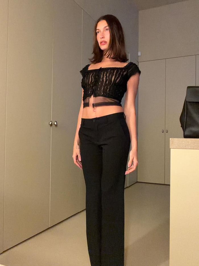 Vợ Justin Bieber khá thoải mái, cởi mở trong việc diện trang phục hở bạo. Ảnh: IGNV