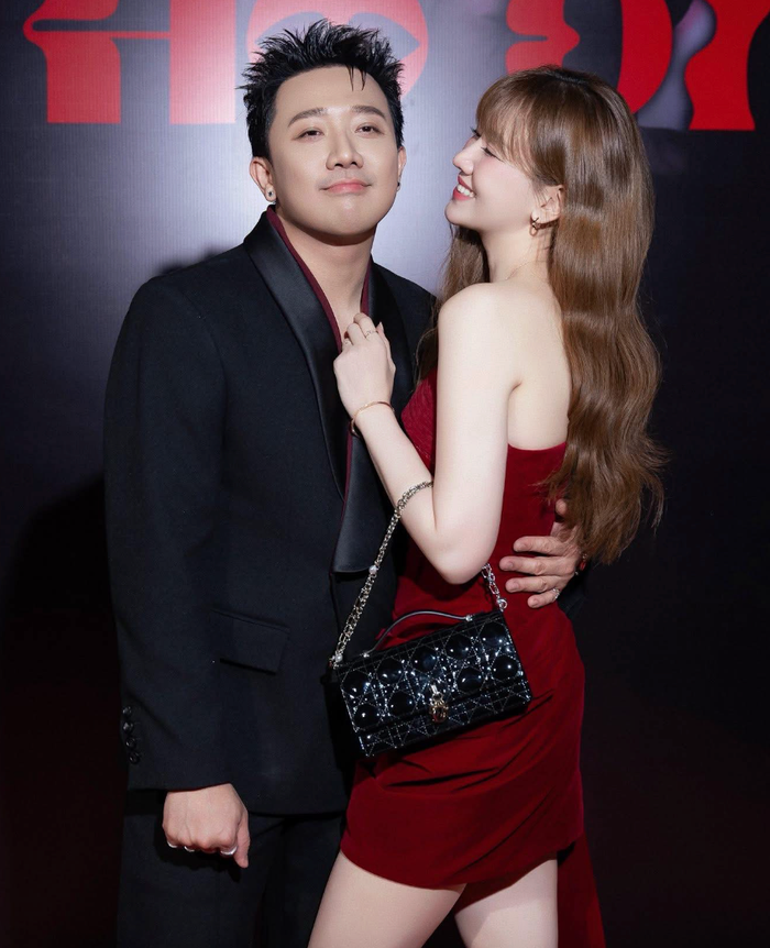 Hari Won chụp ảnh tình tứ với Trấn Thành tại buổi công chiếu phim vừa qua. Ảnh: FBNV