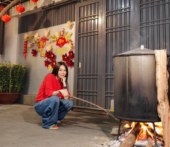 Mỹ Tâm thoải mái đi dép lê khi trông nồi bánh. Ảnh: FBNV