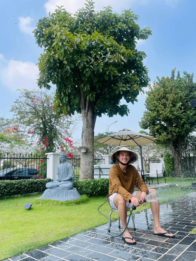 Hình ảnh Quốc Trường bên trong biệt thự ở TP.HCM.