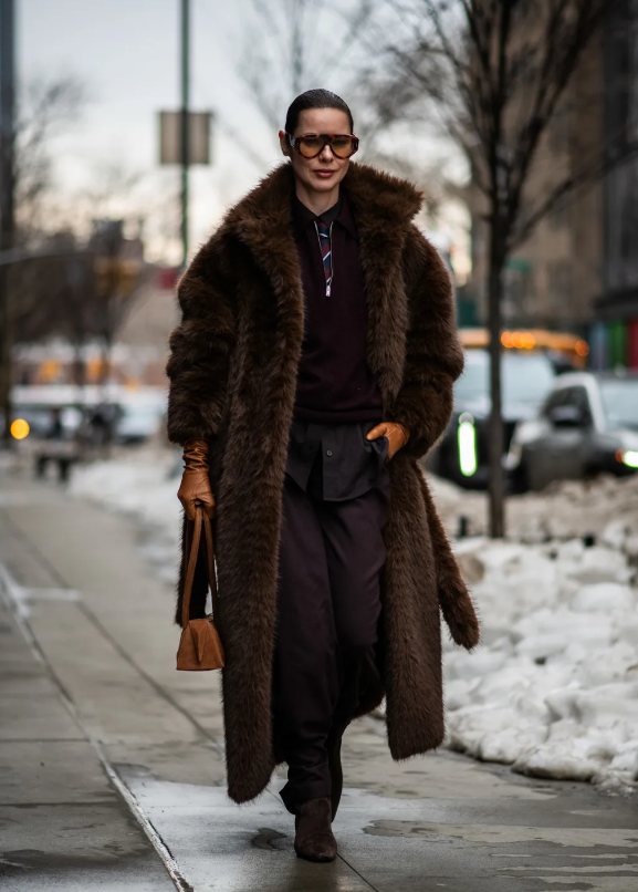 Áo len cổ kéo khóa đang trở thành lựa chọn được nhiều tín đồ thời trang ưa chuộng trong mùa lạnh. Thay vì phối cùng legging quen thuộc, thiết kế này có thể kết hợp với cà vạt, áo khoác lông giả và quần ống rộng để tạo diện mạo mới mẻ hơn. Ảnh: Launchmetrics