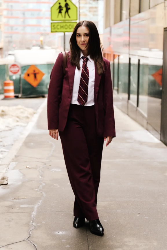 Màu đỏ tía tiếp tục giữ vị trí nổi bật trong xu hướng thời trang, được nhiều tín đồ ưa chuộng. Christina Dambrosio, Phó giám đốc truyền thông xã hội của Marie Claire, gợi ý phối áo sơ mi, blazer, quần ống đứng cùng túi đeo vai và boots gót thấp để tạo nên tổng thể thanh lịch, dễ ứng dụng. Ảnh: Future