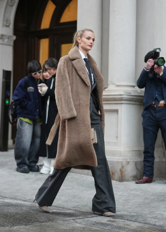 Tại New York, nhiệt độ nhiều tuần qua dao động quanh mức 20 độ, khiến giới mộ điệu chuộng cách phối nhiều lớp để giữ ấm. Những chiếc áo khoác lông cừu mềm mại trở thành lựa chọn quen thuộc, phù hợp cho thời tiết se lạnh. Ảnh: Getty Images