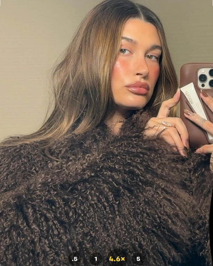 Nghệ sĩ làm móng đã mang đến cho Hailey Bieber bộ móng nâu quế đường ấm áp đầy cuốn hút, được nhấn nhá bằng ánh vàng óng ánh tinh tế. Sự kết hợp này tạo nên vẻ đẹp sang trọng, mềm mại nhưng vẫn đủ nổi bật để thu hút mọi ánh nhìn. Ảnh: @nailsbyzola