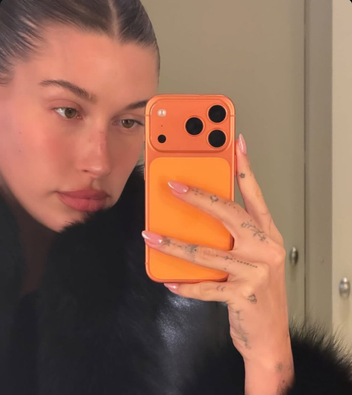 Ganzorigt hoàn thiện bộ móng hồng nhạt bằng một lớp sơn bóng cao cấp, tạo hiệu ứng căng mịn và bắt sáng tinh tế. Tông màu dịu dàng này hòa quyện hoàn hảo với layout makeup tông hồng của Hailey Bieber, mang đến tổng thể ngọt ngào nhưng vẫn sang trọng. Ảnh: @nailsbyzola