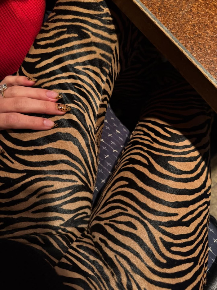 Trong chuyến ghé thăm Tokyo gần đây, Hailey Bieber thu hút ánh nhìn với bộ móng French biến tấu độc đáo, điểm xuyết họa tiết chấm lốm đốm đan xen trên nền tông mai rùa cổ điển. Thiết kế vừa giữ được nét thanh lịch quen thuộc của móng kiểu Pháp, vừa thêm chút phá cách đầy thời thượng. Ảnh: IGNV