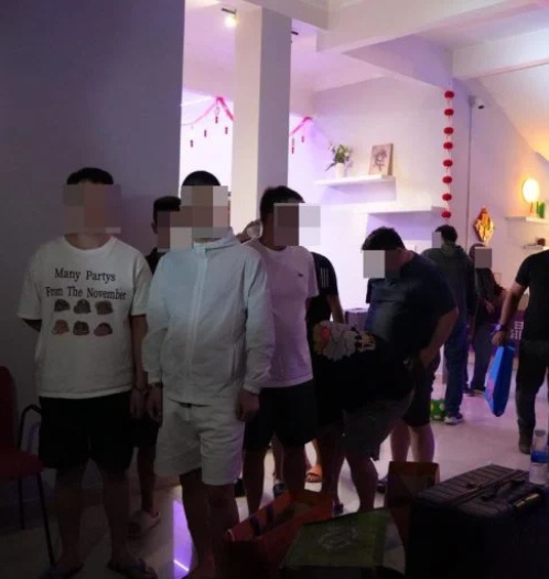 Đột kích căn biệt thự ba tầng, 40 người bị bắt giữ Ảnh 1