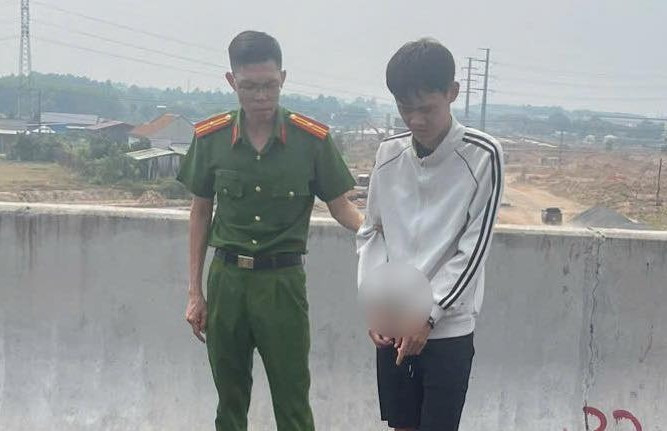 Đối tượng Đào Thanh Tùng tại hiện trường xảy ra vụ việc. Ảnh: Báo Tiền Phong