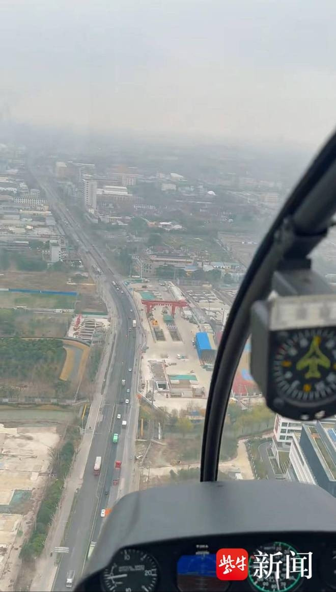 Người đàn ông tự lái trực thăng về quê đón Tết, mạng xã hội 'dậy sóng' Ảnh 2