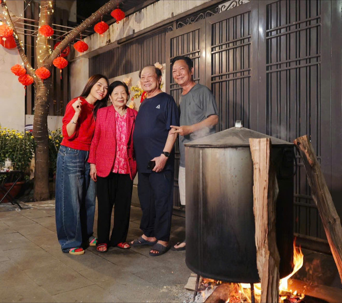 Mỹ Tâm hạnh phúc bên gia đình tại Đà Nẵng - Ảnh: FBNV