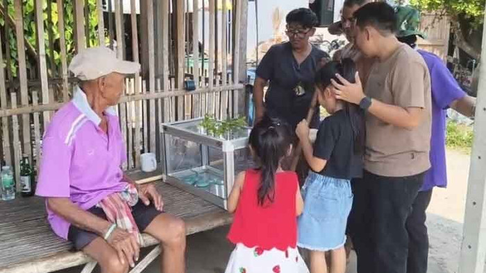 Người phụ nữ bắt được con rắn màu xanh lam kỳ lạ, dân làng kéo nhau đến xem Ảnh 3