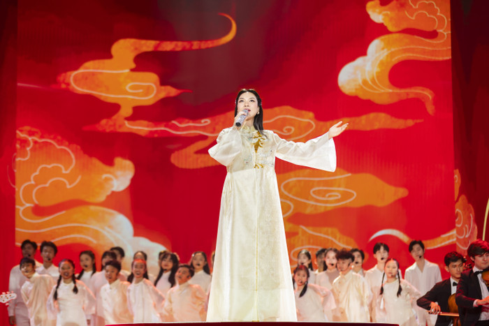 Mỹ Tâm thể hiện sự chuyên nghiệp, tự tin khi biểu diễn ca khúc Thương ca tiếng Việt . Ảnh: FBNV